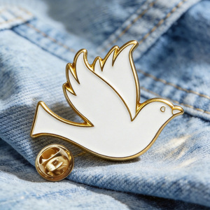 Broche en émail souple et dur personnalisée avec logo sur mesure, forme d'oiseau colombe, pièce unique, mignonne, kawaii, animal, anime, aile d'ange, pour chapeau, casquette, badge - Product Image 1