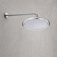 Douche de plafond chromée avec corps en polycarbonate et bras de support réglable pour vestiaire de piscine publique