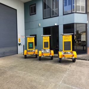 ป้ายข้อความเคลื่อนที่แบบ LED ติดรถพ่วง ป้ายข้อความเปลี่ยนแปลงได้ ใช้พลังงานแสงอาทิตย์ ป้าย VMS แบบพกพา ติดรถพ่วง ป้าย LED แบบพกพา พร้อมเรดาร์ตรวจจับความ<span class=keywords><strong>เร</strong></span>็ว เพื่อความปลอดภัยบนท้องถนน - Product Image 4