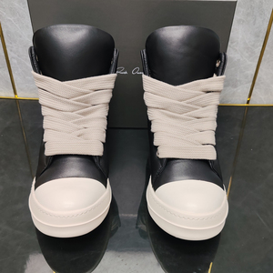 Sneakers alte vintage da uomo, di design, in pelle di agnello martellata, con suola spessa e cinturini larghi, nere - Product Image 3