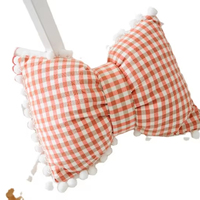 Coussin mignon en forme de nœud à carreaux avec bordure pompon, housse en coton doux lavable, idéal pour la décoration intérieure et les cadeaux.