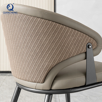 Chaise de salle à manger de luxe en cuir PU, dossier tressé, boucle à sangle, pieds en métal gris bronze, style industriel italien, pour villa, club, restaurant, fabrication OEM