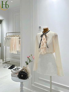 Conjunto de Blusa con Cuello de Volantes y Falda Mini, Conjunto de Dos Piezas Elegante para Fiesta, Fabricado en Vietnam, con Cuello de Lazo, Fábrica de Ropa OEM - Product Image 4