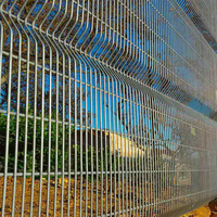 Op maat gemaakte 3D gebogen gelaste metalen omheining, warmtebehandeld, hoogbeveiligd, gepoedercoat voor eenvoudige installatie, geschikt voor tuin & villa.