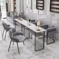 Meubles de salon de beauté au style moderne, design élégant, table de manucure en velours et marbre
