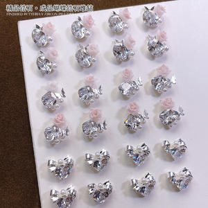 Wunderschöne Künstliche Eis-Transparente Weiße Handgefertigte Perlen-Rose Funkelndes Accessoire - Product Image 5