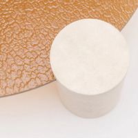 Table basse de salon de luxe Dream Home Premium avec base en pierre sculptée sur trépied, texture martelée brute et plateau en verre rond