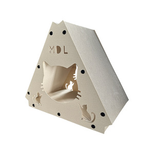 Griffoir vertical triangulaire pour chat Mpl 470x300x305 en carton ondulé durable pour grimper et griffer - Product Image 2
