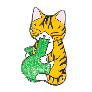 Broche de lembrança em forma de gato para garrafa de água com esmalte de metal verde e glitter, broche com emblema de animal preto e branco personalizado