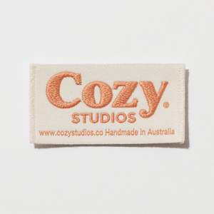 Etiquetas personalizadas para prendas de poliéster tejidas de Damasco con pliegue final para camisetas y ropa lavables - Product Image 6