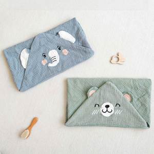 Serviette de bain à capuche personnalisée en coton mousseline pour bébé, couverture brodée avec nom et animal, pour nouveau-nés - Product Image 4