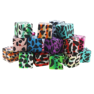 Nouvelles perles en silicone imprimées motif vache noire, forme cube 15MM, boules carrées arc-en-ciel, mélange coloré de paillettes - Product Image 2