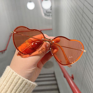 Nuevo Cute PC UV400 Marco de metal Diseño de corazón Gafas de sol Candy Mujeres Unisex Azul Oro Verde Amor Forma de corazón Damas Caballeros - Product Image 3