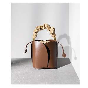 ใหม่2025กระเป๋าทรงถังประดับหัวเข็มขัดโลหะ, ประณีตและทันสมัย - Product Image 6