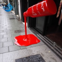 Seau de peinture en résine pour artisanat Pop Art, décoration d'intérieur avec motif de jus de tomate éclaboussant, idéal pour exposition en galerie ou en magasin.