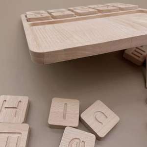ของเล่นเด็กแบบมอนเตสซอรี่ JET OEM ตัวอักษรภาษาอังกฤษ ทำจากไม้บีช ตัวอักษรพิมพ์ใหญ่และพิมพ์เล็ก สำหรับฝึกการเขียน การสะกดคำ และการติดตามเส้นตัวอักษร ของเล่นเสริมพัฒนาการ - Product Image 3