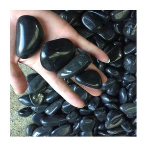 Cailloux <span class=keywords><strong>de</strong></span> pierre noire naturelle polie <span class=keywords><strong>de</strong></span> taille multiple <span class=keywords><strong>de</strong></span> haute qualité pour le décor <span class=keywords><strong>de</strong></span> <span class=keywords><strong>terre</strong></span> <span class=keywords><strong>de</strong></span> <span class=keywords><strong>jardin</strong></span> - Product Image 3