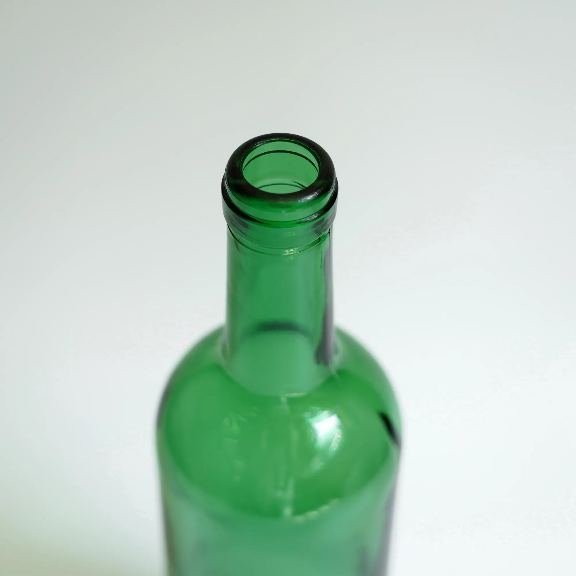 飲料用にカスタム刻印されたコルク付きハイエンド750mlボルドーグリーンプレミアムワイングラスボトル