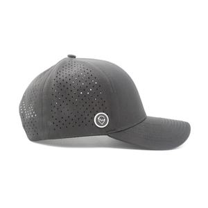 Gorras de Béisbol Deportivas Personalizadas de 6 Paneles, Estructuradas, con Parche de PVC y Goma, de Poliéster Negro Impermeable, con Orificios Cortados con Láser - Product Image 6