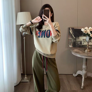 ชุดวอร์มกีฬาผู้หญิงคุณภาพสูงขายส่ง ชุดเซ็ท 2 ชิ้น เสื้อฮู้ดครอปและกางเกงจ็อกเกอร์ ชุดวอร์มไซส์ใหญ่สำหรับผู้หญิง - Product Image 4