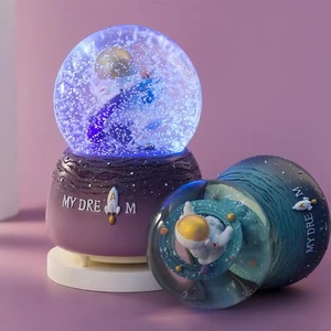 Vente en gros d'astronautes Globe de neige Globe de neige personnalisé design personnalisé pour la décoration en résine - Product Image 5