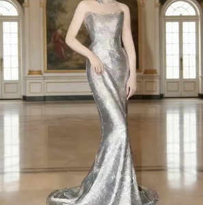 S0081 Nuovo Abito da Sera Lussuoso in Argento <span class=keywords><strong>Senza</strong></span> Spalline con Paillettes e Strascico Stile Sirena per Serate/Feste - Product Image 1
