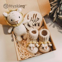Coffret cadeau personnalisé pour nouveau-né avec hochet lion en crochet fait main et jouet attache-tétine |   Ensemble cadeau pour baby shower