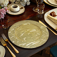 Assiettes de présentation de luxe en plastique PP de 13 pouces, à motifs floraux perlés dorés, pour mariage, personnalisables, durables, vente en gros