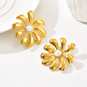 Pendientes de Perlas con Diseño Floral, Acero Inoxidable, Chapado al Vacío en Oro de 14K, Perlas de Imitación - Product Image 1