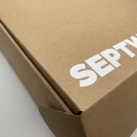 Boîte pliable en carton personnalisée avec logo, pour chaussures, vêtements, boîte d'expédition en carton ondulé, revêtement UV, gaufrage, matériaux recyclés, papier kraft
