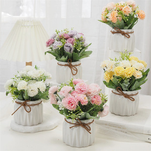Arreglo de Flores Artificiales en Jarrón de Cerámica Blanco con Rosas Rosa Melocotón y Hojas Verdes para Decoración de Escritorio Interior - Product Image 1
