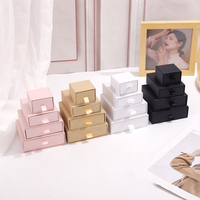 Boîte à bijoux en carton kraft personnalisée en gros avec impression de logo, emballage miniature de luxe, petites boîtes cadeaux en papier pour colliers et bagues
