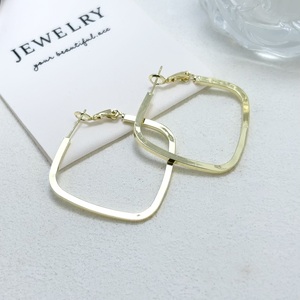 Boucles d'oreilles créoles en cuivre pour femmes, 1 pièce, à prix abordable, de forme irrégulière, torsadées, carrées et rondes, style Huggie, bijoux fantaisie pour le quotidien et les vacances - Product Image 2