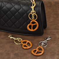 Frais cuit au four bretzel pain breloque porte-clés mignon Simulation Cookie Toast boulangerie alimentaire sac à main pendentif porte-clés porte-clés accessoires