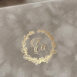 Sobre de Terciopelo Premium Personalizado con Monograma Estampado en Dorado y Sello de Cera <span class=keywords><strong>para</strong></span> Boda - Product Image 2