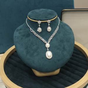 Conjunto de Collar y Pendientes de Lujo para Mujer, Glamuroso y Romántico, con Cadena de Garra Completa, Cristales de Estrás, Aleación de Zinc y Baño de Plata - Product Image 5