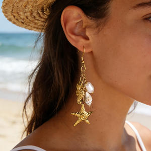Pendientes Colgantes Chapados en Oro con Estrella de Mar y Caballito de Mar, Estilo Veraniego de Playa con Conchas Naturales, Pendientes de Acero Inoxidable Chapados en Oro de 18k - Product Image 1