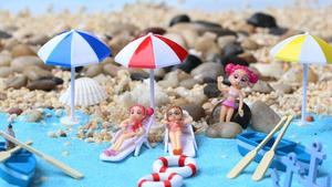 Statuette di Donne in Bikini Stile Spiaggia, Figurine di Persone in Vacanza al Mare - Product Image 5