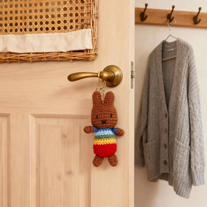 Porte-clés Lapin au Crochet Fait Main, Breloque Lapin Tricoté Arc-en-ciel, Pendentif Lapin <span class=keywords><strong>Melanie</strong></span>, Vente en Gros Personnalisable - Product Image 1