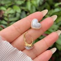 Boucles d'oreilles en perles artificielles en forme de coeur en or 18 carats plaqué cuivre à la mode avec divers styles pour les cadeaux quotidiens des femmes