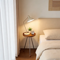 Table basse pivotante sur mesure en bois d'acajou foncé, plateau rond, base trépied avec accents sphériques, pour coin lecture ou bibliothèque
