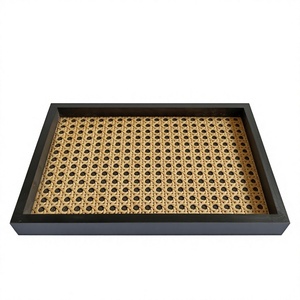 Plateau décoratif rectangulaire en bois avec incrustation en fibres végétales tissées, design rustique pour la table à manger - Product Image 1