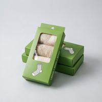 Boîte suspendue en carton blanc biodégradable et recyclable avec fenêtre, conception de logo personnalisée, gaufrage 2 mm et découpes pour chaussettes - Vente en gros