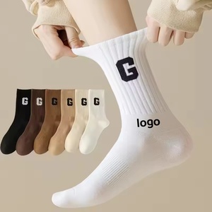 Chaussettes de sport cyclistes personnalisées de haute qualité avec logo, en coton molletonné, pour femmes, hommes et jeunes, saison printemps, positionnement du logo personnalisé, vente en gros - Product Image 1