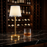 Lampe de table LED d'ambiance moderne en laiton avec abat-jour en tissu festonné, commande tactile, sans fil, rechargeable, pour table de chevet, restaurant, bar