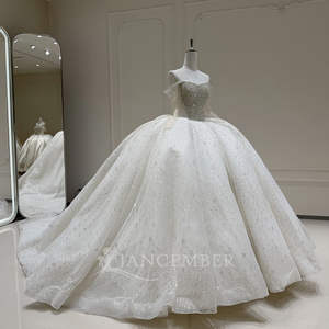 Robe de mariée moderne Xx86 en tulle, couleur ivoire, épaules dénudées, avec appliques, perles de cristal et paillettes, coupe princesse, traîne chapelle - Product Image 3