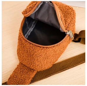 <span class=keywords><strong>Sac</strong></span> à bandoulière mini pour enfants, motif dessin animé, en polaire sherpa, mignon et tendance, <span class=keywords><strong>sac</strong></span> de poitrine isolé et portable en peluche pour l'école, vente en gros - Product Image 3