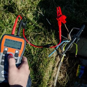 เครื่องทดสอบสายเคเบิลและตัวระบุตำแหน่งสายไฟ/จุดเสีย Sonel Sa Tdr410 แบบดิจิตอลความแม่นยำสูง ครอบคลุมทุกช่วงความยาว 1 เมตร ไม่มีอินเทอร์เฟซ - Product Image 3