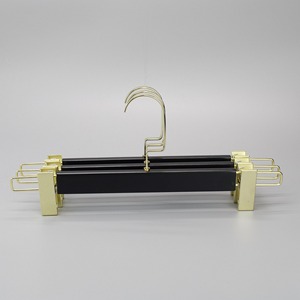 Bán Buôn Chất Lượng Hàng Đầu Gỗ Móc Áo Biểu Tượng Tùy Chỉnh Dài Vàng Móc Treo Bằng Gỗ Màu Trắng Móc Cho Quần Áo Cửa Hàng - Product Image 6