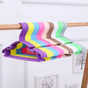 Offre Spéciale couleur personnalisée pas cher serviette hangerultra mince enfants cintres en plastique avec crochet